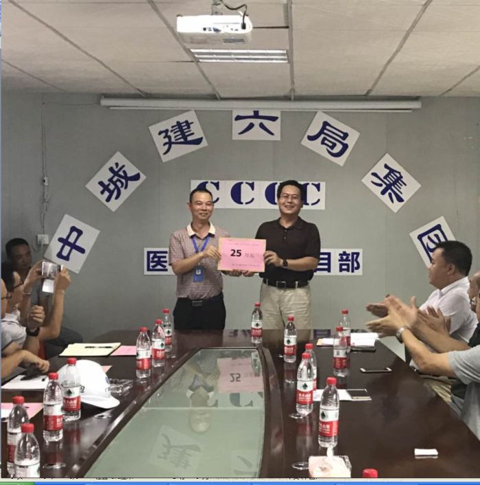 1505894896131315.jpg 蟠龙小区项目司理陈彬做代表领奖.jpg