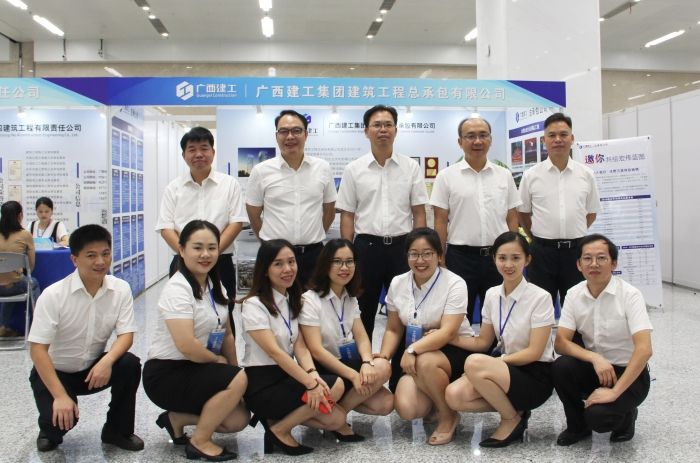 1529988352101589.jpg 事情职员合影1.jpg