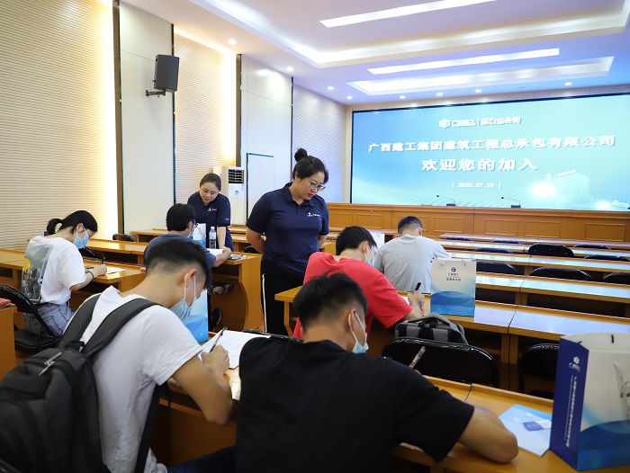 1595562256711401.jpg 新员工签署劳动条约。李立云 摄.JPG