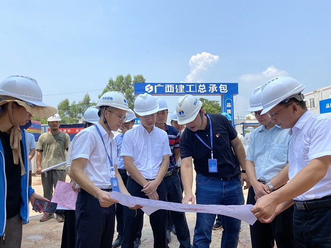 1633741029125222.png 听取项目情形汇报(修图).png