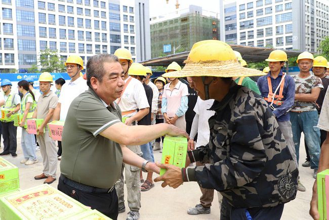 1782866208706194.jpg 陈家坚为工人送上慰问品(修图版).jpg